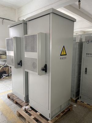 IP55 ตู้แบตเตอรี่ภายนอก พร้อมระบบพลังงานที่ติดตั้ง 9KW 48VDC เครื่องปรับเสียงสําหรับโทรคมนาคม
