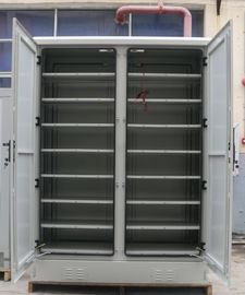 Single Wall Two Bay ตู้แบตเตอรี่กลางแจ้งพร้อมชั้นวาง 8 ชั้นสองประตูหน้าสองประตูหลัง