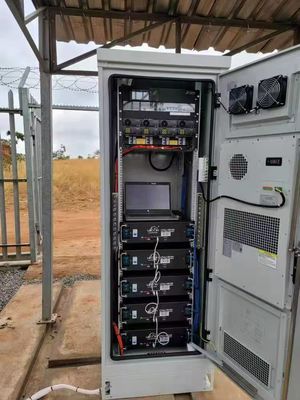 IP55 ตู้แบตเตอรี่ภายนอก พร้อมระบบพลังงานที่ติดตั้ง 9KW 48VDC เครื่องปรับเสียงสําหรับโทรคมนาคม