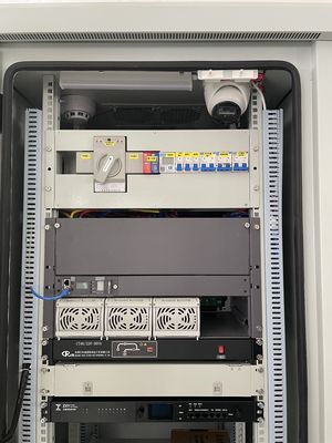 IP55 ตู้แบตเตอรี่ภายนอก พร้อมระบบพลังงานที่ติดตั้ง 9KW 48VDC เครื่องปรับเสียงสําหรับโทรคมนาคม
