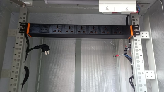 สีดํา 200 - 240VAC 32A ยกตั้ง PDU หน่วยกระจายพลังงานที่มี C13 / C19 Outlets สําหรับการกระจายพลังงาน
